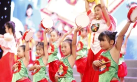Các em thiếu nhi biểu diễn văn nghệ tại chương trình. Ảnh: Nguyễn Thắng