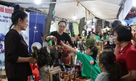 Người dân mua sắm tại tuyến phố đêm Tiền An.