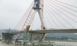 Bắc Giang hợp long cầu Đồng Việt. Ảnh: Nguyễn Thắng