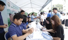 Các bạn sinh viên tìm hiểu cơ hội việc làm sau khi ra trường tại ngày hội. Ảnh: Nguyễn Thắng
