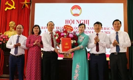 Lãnh đạo tỉnh Bắc Ninh chúc mừng bà Nguyễn Thị Hà (bên phải).