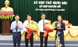 Phó Bí thư Thường trực Tỉnh ủy, Chủ tịch HĐND tỉnh Bắc Giang Lê Thị Thu Hồng (bên phải) và Chủ tịch UBND tỉnh Bắc Giang Lê Ánh Dương bên trái tặng hoa chúc mừng hai Ủy viên UBND tỉnh. 
