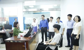 Thanh niên Công an tỉnh Bắc Ninh hướng dẫn người dân thủ tục hành chính ngày thứ Bảy. Ảnh: Nguyễn Thắng