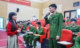 Các chiến sĩ công an nghĩa vụ được tư vấn về nghề nghiệp.