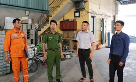 Đoàn liên ngành kiểm tra cơ sở sản xuất ở Cụm công nghiệp làng nghề Mẫn Xá.