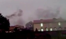 BV Đa khoa Thọ Xuân đốt rác và khói đen bay vào các khu dân cư. Ảnh cắt từ clip người dân quay.