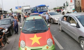 Tài xế và người dân tập trung đến trạm để phản đối