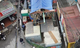 Công trường ‘bít’ đường Lương Thế Vinh, dân chui hàng rào đi lại 