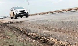 Mặt cầu Thăng Long lại nứt toác