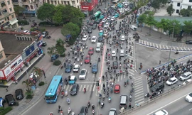 Giao thông lộn xộn, ùn ứ tại nút giao lớn nhất khu Linh Đàm 