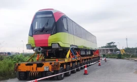 Đoàn tàu đầu tiên tuyến đường sắt đô thị số 3 đã về khu đề-pô Nhổn