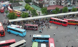 Bến Giáp Bát huy động thêm gần 200 xe, khách vẫn xếp hàng chờ lên xe