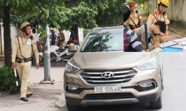 Người ngồi trên xe vi phạm đòi “hốt” cả tổ cảnh sát giao thông