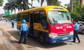 Thanh tra giao thông kiểm tra xe khách tại cửa ngõ sáng 15.5. Ảnh: AT