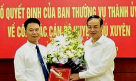 Ông Nguyễn Xuân Thanh (trái) chính thức giữ chức Chủ tịch UBND huyện Phú Xuyên từ hôm nay.