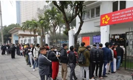 Người dân xếp hàng cấp, đổi GPLX: Sở GTVT và Phòng CSGT Hà Nội nói gì?