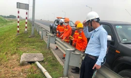 Cận cảnh đoạn cáp bị cắt đứt khiến cao tốc về Hà Nội - Hải Phòng 'tê liệt'