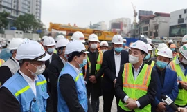 Chủ tịch UBND thành phố Hà Nội tại công trường nhà ga S9 sáng 10/2. 