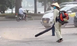 Chuyện lạ ở Hà Nội: Nhân viên vệ sinh 'thổi' bụi, rác mù trời