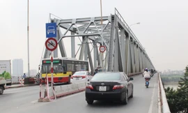 Hà Nội yêu cầu rà soát các cầu vượt sông và cấm xe qua các cầu yếu