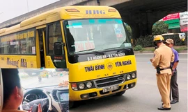 CSGT Hà Nội mật phục trên xe cá nhân để xử lý xe khách vi phạm.