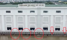 Khu vực phía Tây Hà Nội 'chìm' trong nước, trạm bơm 'nghìn tỷ' vẫn hoạt động cầm chừng