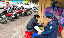 Lực lượng chức năng lập biên bản, đóng cửa điểm trông xe ô tô vi phạm tại đền Quán Thánh