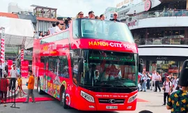 Xe buýt du lịch 2 tầng thoáng nóc xuống đường khai trương tuyến sáng 30/5.