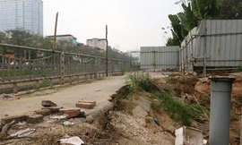 Tuyến đường 64 tỷ đồng ven sông Tô Lịch thành nơi đổ rác, quây tôn kéo dài