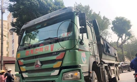 Xe tải đeo logo, trong đó có xe không phép vào phố cấm, hoạt động trên đường Hai Bà Trưng sáng 26/2.