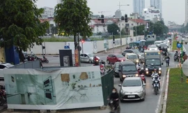 Bị thu hồi giấy phép, vì sao chưa dỡ bỏ rào thi công trên đường Vũ Trọng Khánh? 