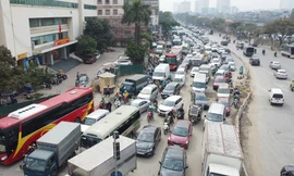 Ùn tắc tại công trình hầm chui Giải Phóng - Kim Đồng từ sáng đến trưa 