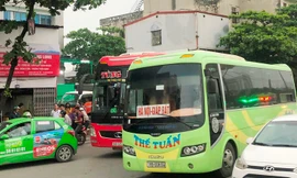 Kết thúc kỳ nghỉ lễ: Đường tắc, xe khách vô tư dừng đỗ thả khách