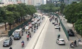 Ùn tắc khi quây lòng đường Lê Văn Lương thi công hầm chui Vành đai 3