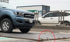 Công trường thi công khe co giãn Vành đai 3 như "bãi trông" trên đường. Ảnh chụp sáng 23/3