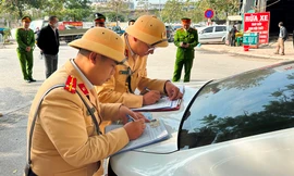 Kiểm tra ra vi phạm, 'đóng cửa' bãi xe không phép tại Linh Đàm