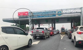 Hàng trăm xe ô tô dán thẻ thu phí không dừng không thể qua trạm thu phí