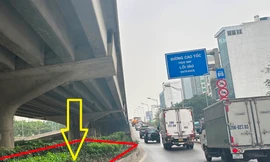 Xén dải phân cách mở rộng nút giao Trung Hòa và đường Khuất Duy Tiến