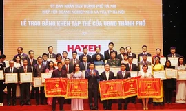 Lãnh đạo thành phố Hà Nội trao khen thưởng trong một sự kiện do thành phố tổ chức