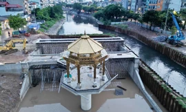 Đập tràn giữ nước có kiến trúc 'lạ mắt' đã hình thành trên sông Tô Lịch 