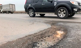 Ngoài 100 tỷ đồng sửa chữa, sau đó mỗi năm Bộ GTVT phải chi cả tỷ đồng sửa chữa nhưng mặt cầu Thăng Long vẫn hư hỏng.