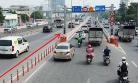 Cầu vượt thép Mai Dịch tăng cường hàng cọc tiêu để chống xe lấn làn 