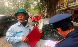 'Sờ gáy' nhiều điểm trông xe chặt chém ở Hà Nội