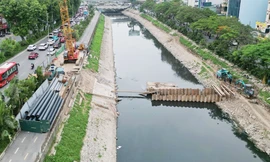 Cận cảnh công trường đang ‘cắt đôi’ đường dành cho xe đạp tại Hà Nội 