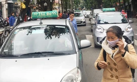 Nhiều taxi vẫn 'chống lệnh' hạ cửa kính khi chạy trên đường