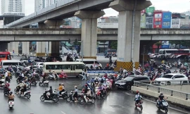 Xe máy nối đuôi nhau ngược chiều, nút giao Thanh Xuân vẫn rối loạn