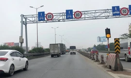 Từ 80km/h, cầu Thanh Trì sẽ được hạ tốc độ phương tiện xuống 60km/h từ 16/3. Ảnh: T.Đảng