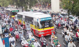 Hà Nội cấm xe máy cũ, ô tô, xe buýt chạy dầu trong vùng phát thải thấp