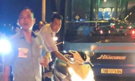 Xe buýt tuyến 47B chạy vào đường xe máy, bánh đè vạch liền, lái-phụ xe xế tấn công hành khách tối 20/10.