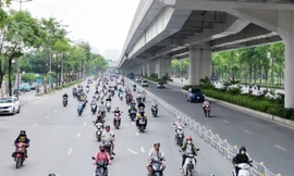 Nhiều xe đâm vào hàng rào phân làn trên 2 tuyến phố, Hà Nội gấp rút lắp thêm cảnh báo